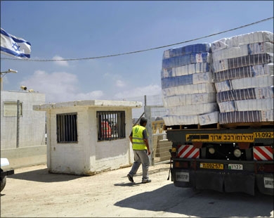الإحتلال يفتح معابر غزة التجارية "جزئياً" لإدخال المحروقات والمواد الغذائية