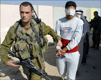 قوات الإحتلال تعتقل 22 فلسطينيا في الضفة الغربية