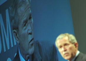 بوش يعفو عن 19 شخصا بينهم شخص ساعد "إسرائيل" بالسلاح قبل عقود