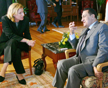 مبارك يبحث مع ليفني "السلام" ورفع الحصار عن غزة