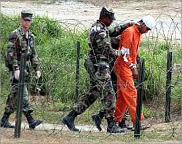 "ذا أستراليان": الولايات المتحدة تتطلب من استراليا استضافة معتقلين في غوانتانامو

