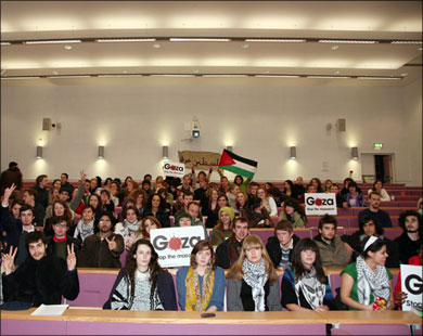 طلاب بريطانيون يحتلون قاعة محاضرات تضامنا مع غزة