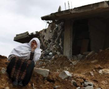 الحكومة المُقالة توزع تعويضات على المتضررين في غزة