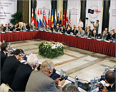 "الناتو" يقرر استئناف علاقاته رفيعة المستوى مع روسيا 