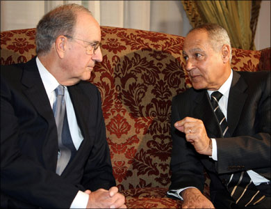 بلير يصل القاهرة وميتشيل يلتقي مبارك بشأن التهدئة