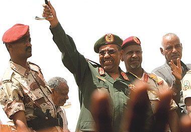 البشير لـ"الشرق الأوسط": المحكمة الجنائية "ناموسة في أذن فيل"