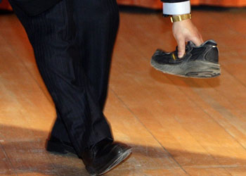 بريطاني يرشق رئيس وزراء الصين بحذائه في لندن 