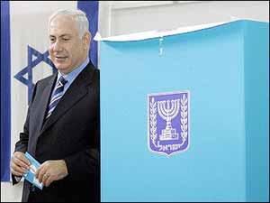 "معاريف": نتنياهو يتحرك "سراً" لتشكيل حكومة تقصي ليبرمان