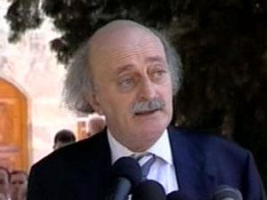 "السفير": المعارضة لا تراهن على انقلاب جنبلاط
