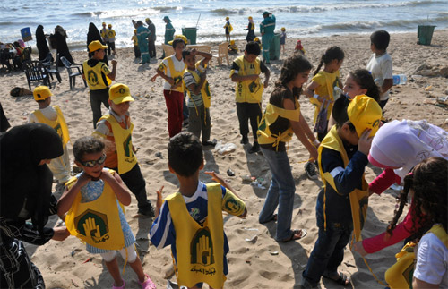خاص "الانتقاد ـ نت": الهيئات النسائية في حزب الله تنظم بالتعاون مع جهاد البناء حملة تنظيف لشاطئ الأوزاعي