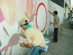  لوحة فنية خط الوانها فتية لم تتجاوز اعمارهم ال12 عاما على جدران مدرسة كفررمان الرسمية 