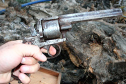 العثور على مسدسين أثريين لأحد المقاومين القدامى في بنت جبيل 