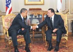 زيارة مبارك لواشنطن: احتضان أوباما يلقى معارضة الصحافة
