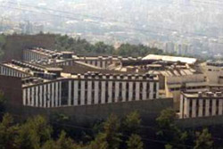 القاعدة" و"فتح الإسلام" "يسيطران" على سجن رومية