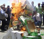 احراق بضائع صهيونية  في الاردن  بذكرى النكبة 
