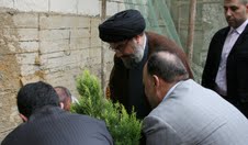 السيد نصرالله يزرع الشجرة رقم مليون امام منزله في حارة حريك 
