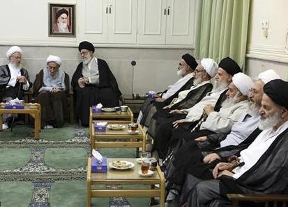 الامام الخامنئي يؤكد لدى لقائه حشداً من علماء الدين ان النظام الاسلامي لايزال قويا وحيا وسينتصر على التحديات
