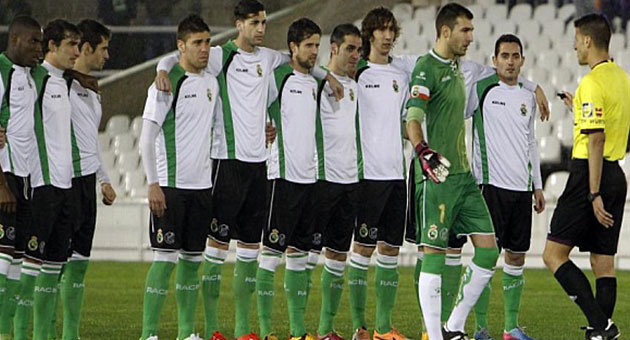 لاعبو راسينغ سانتاندر يرفضون اللعب والحكم يوقف المباراة