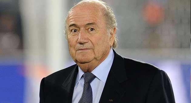 مونديال 2022 : بلاتر يستقبل بالبطاقات الحمراء