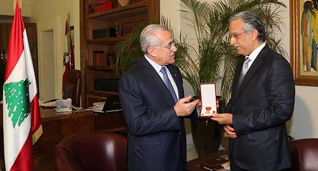 بالصور : تقليد رئيس الاتحاد الاسيوي لكرة القدم وسام الارز الوطني