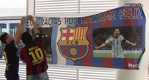 بالفيديو : وصول فريق برشلونة الى برلين