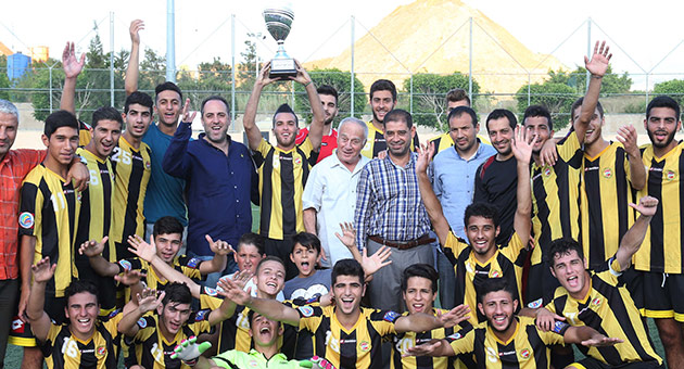العهد يتسلم كأس بطولة لبنان لكرة القدم لفئة الآمال