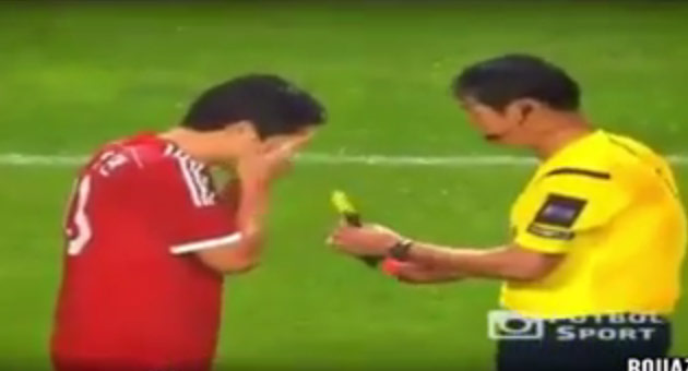 بالفيديو : حكم يطلب من لاعب اختيار بطاقة حمراء او صفراء