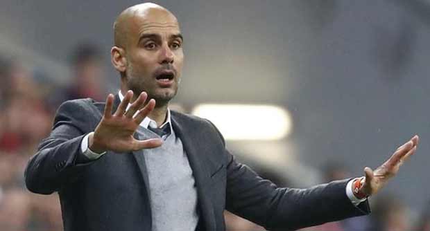 جوارديولا و مساعديه الـ 16 !!