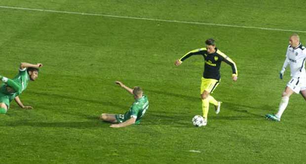 بالفيديو: اوزيل يتلاعب بالمدافعين قبل تسجيل هدف مارادوني