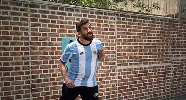 هل يلتقي ميسي الارجنتيني شبيهه الايراني ؟