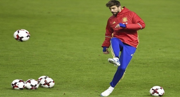 لاعبو ريال مدريد يطالبون الجماهير باحترام بيكيه