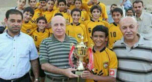 بالصور: لاعب العهد قاسم شمخة يفوز بكأس الشهادة