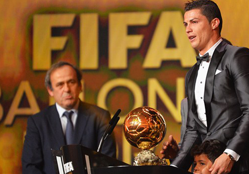 رونالدو افضل لاعب في العالم للعام 2013 رونالدو يُتوج بجائزة الكرة الذهبية