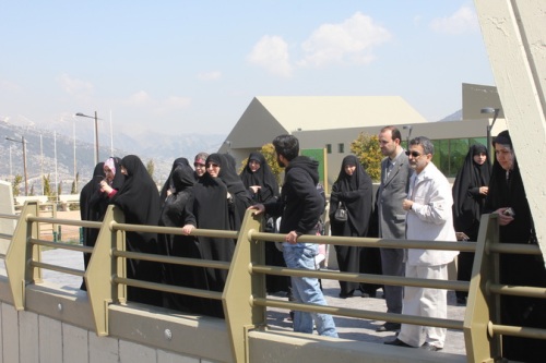 وفد نسائي إيراني في معلم مليتا للسياحة الجهادية

