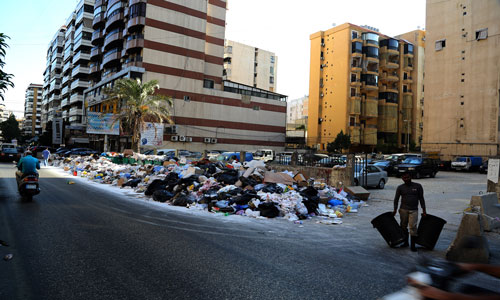 بالصور: أكوام النفايات تجتاح شوارع بيروت وضواحيها