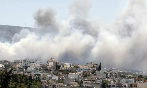 اليونان تكافح حرائق الغابات وفرنسا ترسل طائرات للمساعدة