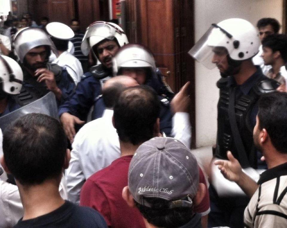 البحرين: قوات الأمن تعتقل القيادي في الوفاق هادي الموسوي خلال تظاهرة سلمية في المنامة