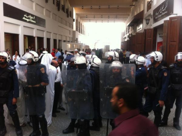 البحرين: قوات الأمن تعتقل القيادي في الوفاق هادي الموسوي خلال تظاهرة سلمية في المنامة