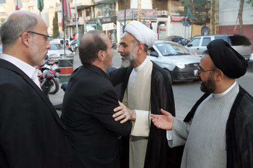 ممثل الإمام الخامنئي يزور روضة الشهداء ويقرأ الفاتحة على ضريح الشهيد مغنية


