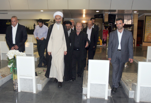 ممثل الإمام الخامنئي يزور روضة الشهداء ويقرأ الفاتحة على ضريح الشهيد مغنية


