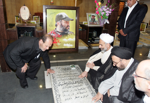 ممثل الإمام الخامنئي يزور روضة الشهداء ويقرأ الفاتحة على ضريح الشهيد مغنية


