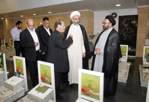 ممثل الإمام الخامنئي يزور روضة الشهداء ويقرأ الفاتحة على ضريح الشهيد مغنية


