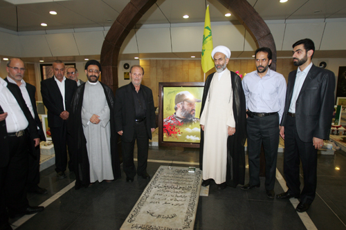 ممثل الإمام الخامنئي يزور روضة الشهداء ويقرأ الفاتحة على ضريح الشهيد مغنية


