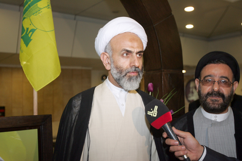 ممثل الإمام الخامنئي يزور روضة الشهداء ويقرأ الفاتحة على ضريح الشهيد مغنية


