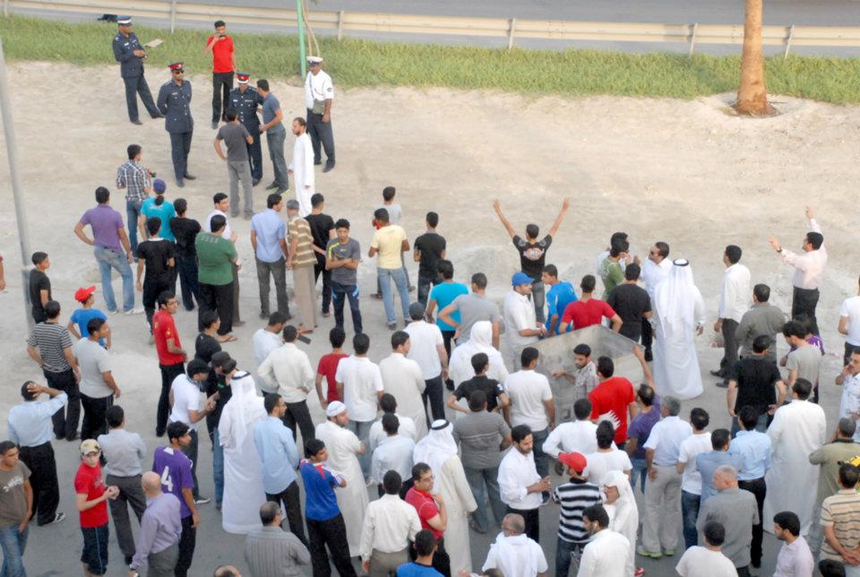 قوات الأمن البحرينية تمنع اعتصام توبلي بالقوة والجماهير تصر على التواجد
