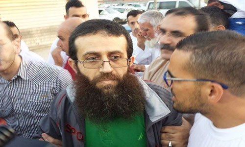 بعد 55 يوماً على معركة الأمعاء الخاوية.. الأسير خضر عدنان ينتصر على سجانه ويستعيد حريته