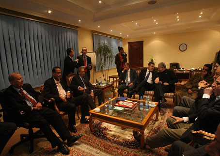 المعارضة تمهل مرسي أيام للإستجابة لمطالبها .. ونائبه يؤكد أن الإعلان بحكم المجمّد