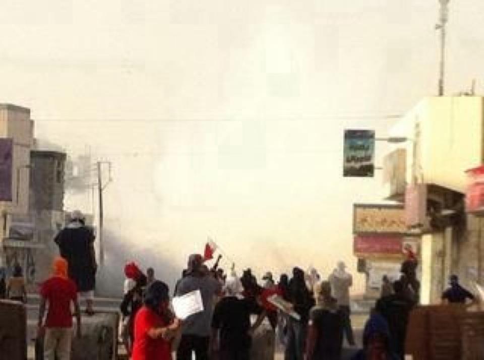 
البحرين: قوات النظام تقمع مسيرة تشييع الشهيد القصاب وتواصل حملاتها الأمنية في البلاد