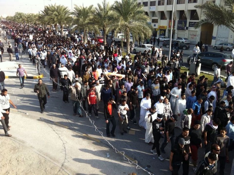 
البحرين: قوات النظام تقمع مسيرة تشييع الشهيد القصاب وتواصل حملاتها الأمنية في البلاد