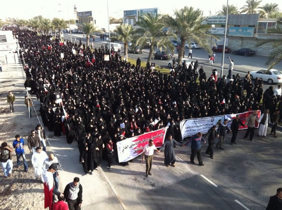 
البحرين: قوات النظام تقمع مسيرة تشييع الشهيد القصاب وتواصل حملاتها الأمنية في البلاد